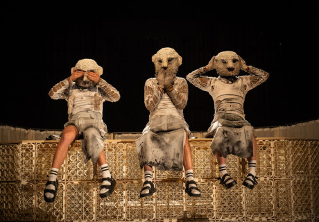 Oase* – Theaterhaus Jena – Simon Jensens Uraufführung von Robert Maximilian Rauschs apokalyptischer Komödie