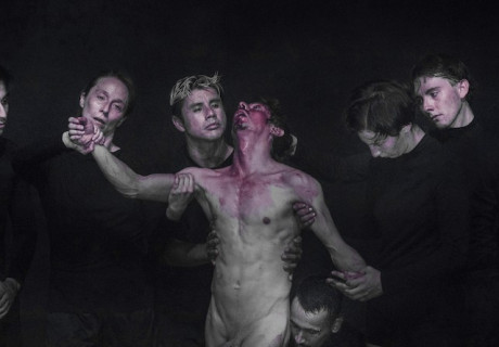 Oasis de la Impunidad – Schaubühne Berlin – Marco Layera und das chilenische Teatro La Re-Sentida nehmen in einer gewaltvollen Choreographie den Typ des Mitläufers aufs Korn