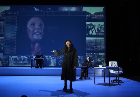 Ökozid – Schauspiel Stuttgart – Burkhard C. Kosminski predigt in seiner Uraufführung des Gerichtsdramas von Andres Veiel und Jutta Doberstein zu den Bekehrten