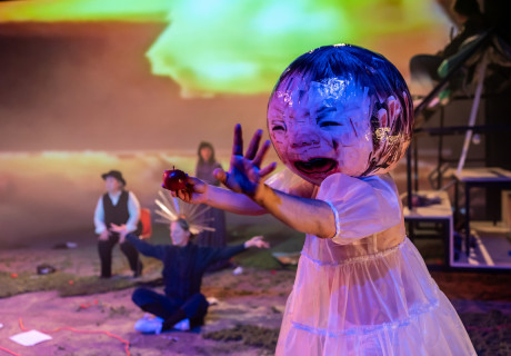 Oklahoma – Thalia Theater Hamburg – Lorenz Nolting reitet mit Franz Kafka durch ein schrilles Gegenwarts-Amerika