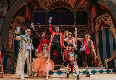 Oktoberfest – Renaissance Theater Berlin – Guntbert Warns inszeniert Harold Faltermeyers Meta-Musical als Vaudeville