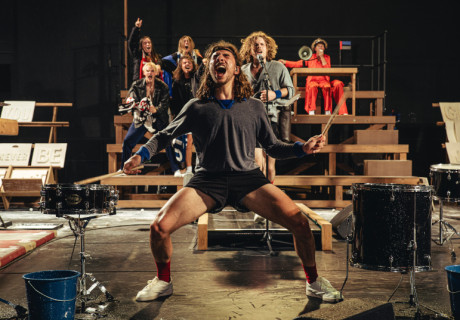 One Song. Histoire(s) du Théâtre IV – HAU Berlin – Miet Warlop feiert in einem Requiem für ihren Bruder das Bandprinzip