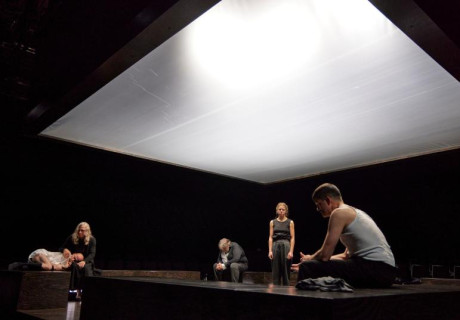 Onkel Wanja – Schauspiel Köln – Itay Tiran versetzt Tschechows Personal in eine Laborsituation