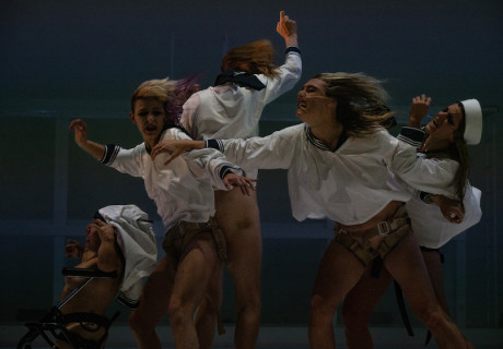 Ophelia's Got Talent – Volksbühne Berlin – Florentina Holzinger eröffnet die neue Spielzeit mit einem feministischen Wasserspektakel