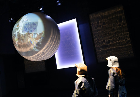 Am Rande des Orbits – Anhaltisches Theater Dessau – Sahar Rezaeis Uraufführung des Stück über sexuelle Selbstbestimmung und Schwangerschaft von Nora Deetje Leggemann