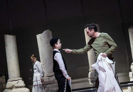 Die Orestie. Nach dem Krieg – Schauspielhaus Düsseldorf – Stas Zhyrkov erzählt entlang der antiken Muttermord-Geschichte über Russlands Krieg gegen die Ukraine