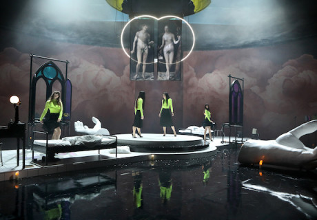 Orlando – Schauspiel Köln – Lucia Bihler inszeniert Virginia Woolfs Roman als große Show fluider Weiblichkeit