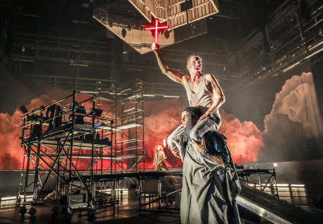 Peer Gynt – Düsseldorfer Schauspielhaus – Ihrer Regie-Idee ordnet Bernadette Sonnenbichler Ibsens komplexen Stoff allzu rabiat unter