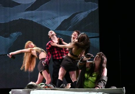 Peer Gynt – Volkstheater Rostock – Konstanze Lauterbach mixt mit Henrik Ibsen und Edvard Grieg ein großes Mehrsparten-Event aus Schauspiel, Tanz und Konzert