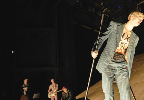 Peer Gynt – Schauspielhaus Bochum – Dušan David Pařízek gibt Ibsens dramatischem Gedicht ein musikalisches Update