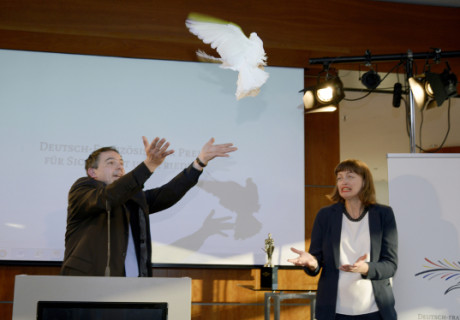 In seiner Rede zum George Tabori Preis 2018 fordert Jean Peters vom Peng! Kollektiv die Öffnung der Kunst für den realpolitischen Aktivismus