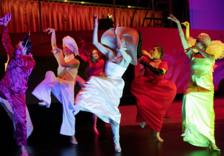 Pension SchöllerInn! – Münchner Volkstheater – Nele Stuhler und Jan Koslowski überschreiben das Lustspiel von Wilhelm Jacoby und Carl Laufs 