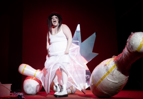 Phaidras Liebe – Berliner Ensemble – Robert Borgmann inszeniert Sarah Kanes Antiken-Anverwandlung als vielstimmigen Monolog