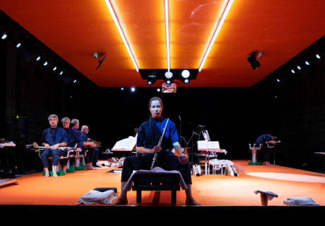 Pierrot lunaire – Wiener Festwochen – Marlene Monteiro Freitas zirkelt Arnold Schönbergs ehemals skandalöse, atonale Komposition ins Museumsquartier