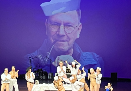 Schmeiß dein Ego weg und feier was du liebst. Für René – Volksbühne Berlin – Die Volksbühne verabschiedet sich mit einer großen Revue von René Pollesch