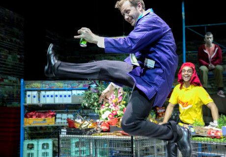 Das Pommes-Paradies – Düsseldorfer Schauspielhaus – Liesbeth Coltof und Akın Emanuel Şipal auf den Spuren von Kinderarmut im reichen Düsseldorf