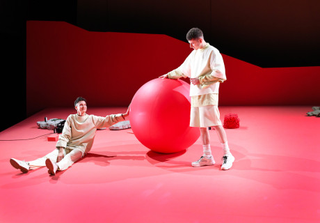 Prana Extrem – Münchner Volkstheater – Philipp Arnold sucht mit dem Roman von Joshua Groß die heilende Kraft des Kollektivs  in einem Tiroler Kurort