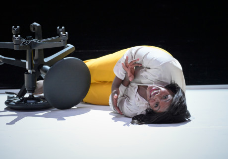 Prima Facie – Deutsches Theater Berlin – Deutschsprachige Erstaufführung des MeToo-Monologs von Suzie Miller