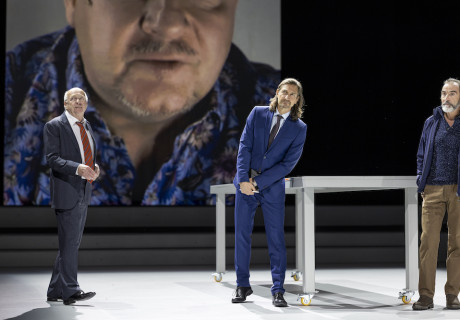 Professor Bernhardi – Theater Freiburg – Amir Reza Koohestani modernisiert Schnitzlers Klinikdrama zum Lehrstück über die Geburt des Populismus