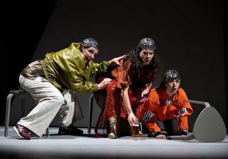 Propaganda – Theater Heidelberg – In einer chilenisch-deutschen Koproduktion zeigen Juan Pablo Troncoso und Björn SC Deigner, wie sich rechtsextremes Gedankengut in sozialmedialen Filterblasen international verbreitet