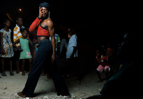 Prophétique (on est déjà né.es) – Tanz im August Berlin – Nadia Beugré feiert die flamboyanten Performances von Abidjans Transgender-Community und hat eine politische Botschaft