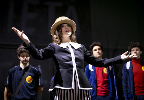 Proprieta Privata: Die Influencer Gottes kommen! – Volksbühne Berlin – Christian Filips mit einem spektakulären Krippenspiel