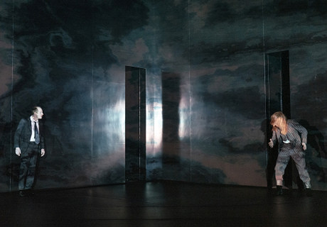 Der Prozess – Thalia Theater Hamburg – Michael Thalheimer gräbt sich mit Kafka tief in die kalte Moderne