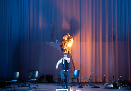 Der Prozess – Theater Ulm – Malte Kreutzfeldt inszeniert Kafkas Gerichts-Roman als bildstarke Literatur