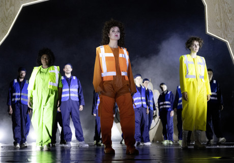 Herr Puntila und ein Knecht Matti – Berliner Ensemble – Brechts Gutsherr, der zwischen Menschenfreundlichkeit und Ausbeutung schwankt, wird von Christina Tscharyiski in Szene gesetzt