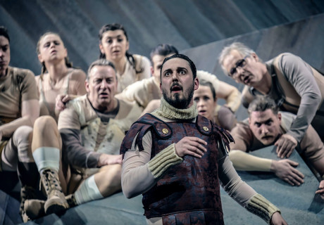 Quälbarer Leib - ein Körpergesang – Landestheater Detmold – Jan Steinbach bringt Amir Gudarzis Panorama menschlicher Gewalttätigkeit in eine überzeugende Form