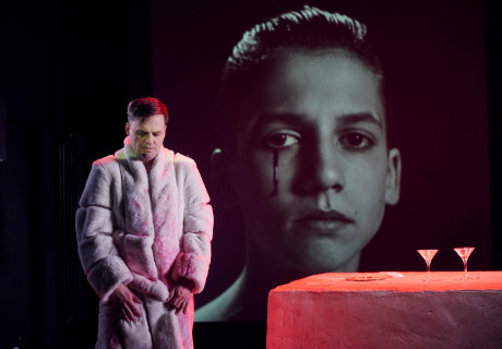 Quartett – Landestheater Tübingen – Brigitte Maria Mayer inszeniert das Zwei-Personen-Stück ihres Mannes Heiner Müller voll religiöser Anleihen