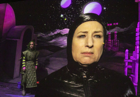 Queen Lear – Maxim Gorki Theater Berlin – Corinna Harfouch wird in dieser Fassung der shakespeareschen Tragödie zur Königin im kosmischen Zeichensalat 