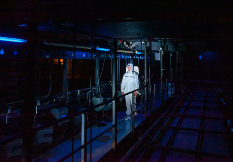 Bericht über eine unbekannte Raumstation – Westfälische Kammerspiele Paderborn – Mit J.G. Ballards Kurzgeschichte schickt Katharina Kreuzhage das Publikum auf Entdeckungsreise durch das coronare Theateruniversum