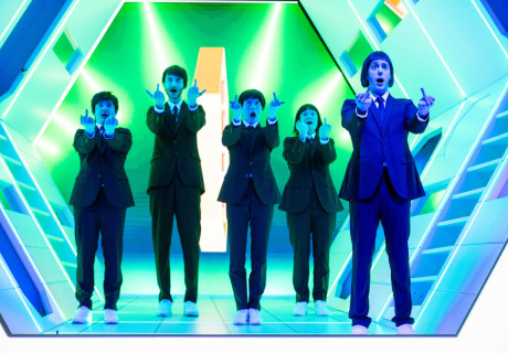 RCE #Remotecodeexecution – Berliner Ensemble – Mit Hilfe von KI und allen Theatertricks macht Kay Voges aus Sibylle Bergs dystopischem Roman ein Bühnenfeuerwerk