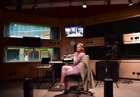 Radio Requiem – Theater Basel – In einer begehbaren Rauminstallation weckt Thom Luz die Hausgeister eines alten Radiostudios 