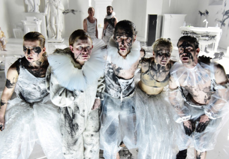 Die Räuber – Thorleifur Örn Arnarssons zwischen Hochglanz und Anarchie mäandernde Schiller-Inszenierung am Theater Basel