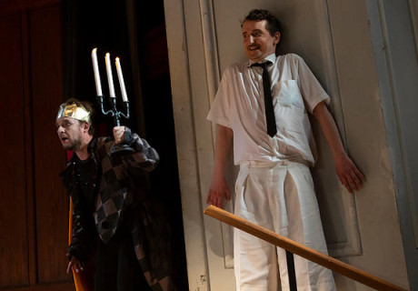 Die Räuber – Anhaltisches Theater Dessau –  Milan Peschel sucht spielwütig mit Friedrich Schiller nach dem Ursprung des Hasses nicht nur in Ostdeutschland