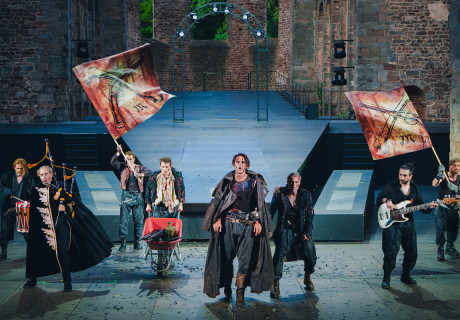 Die Räuber – Bad Hersfelder Festspiele – Gil Mehmert lässt die Toten Hosen auf Schillers Klassiker los