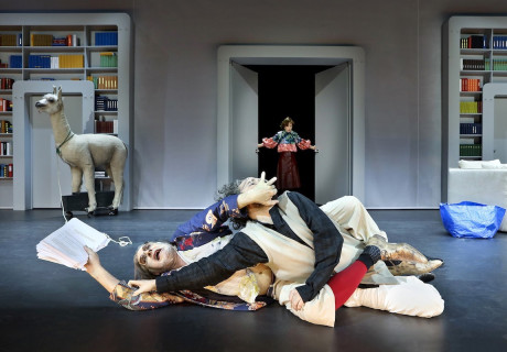 Der Raub der Sabinerinnen – Schauspiel Frankfurt – Christina Tscharyiski inszeniert den populären Schwank von 1883, um das Theater in all seinen Marotten vorzuführen