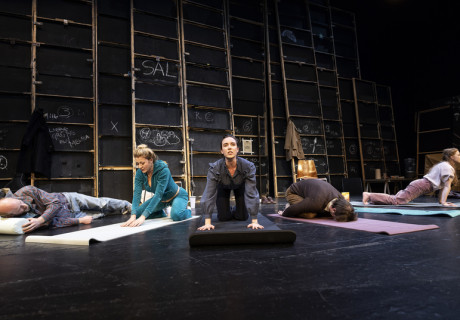 reden über sex – Schaubühne Berlin – Maja Zade hat eine Boulevard-Komödie geschrieben, die Marius von Mayenburg mit Bedeutungs-Rahmen inszeniert