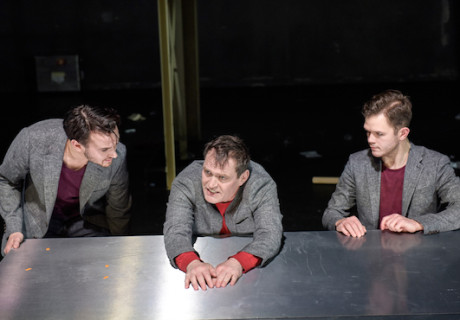 Rückkehr nach Reims – Thomas Jonigk bringt seine Adaption von Didier Eribons viel diskutierter Studie im Schauspiel Köln auf die Bühne