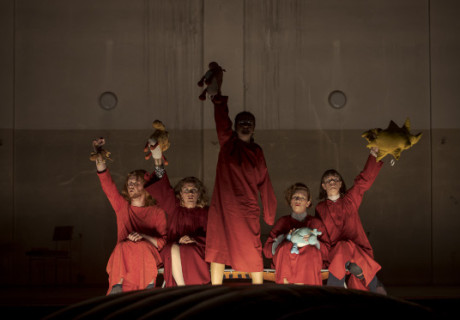 REIN GOLD – Neue Bühne Senftenberg – Christiane Pohle inszeniert Jelineks Kapitalismus- und NSU-Abrechnung für eine Kino-Ruine an der deutsch-polnischen Grenze neu