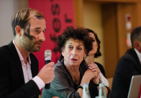 Das Riff der Geschichte – Kunstfest Weimar – Das Zentrum für politische Schönheit begeht beim Kunstfest Weimar einen Gedenkabend mit viel Pathos, Aufregung und wenig neuen Erkenntnissen