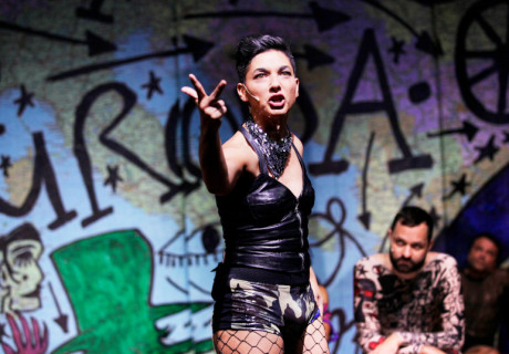 Roma Armee – Maxim Gorki Theater Berlin – Yael Ronen gelingt mit einem famosen Ensemble aus Roma und Rominja ein funkelnder, wütender, mitreißender Abend