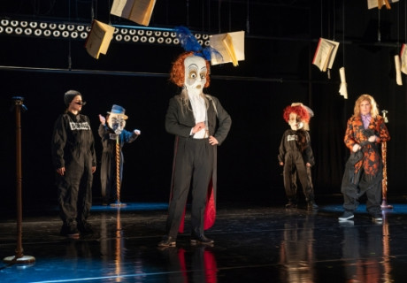 Rose und Regen, Schwert und Wunde – Christine Hofer inszeniert in Eisenach Beat Fähs Jugend-Fassung von Shakespeares Sommernachtstraum 