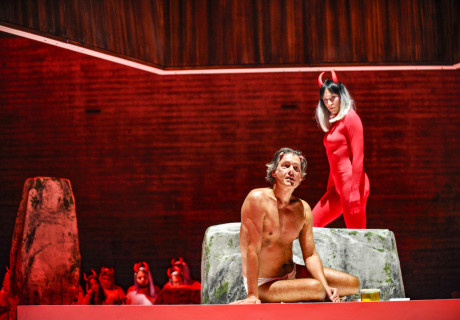 Die rote Mühle – Badisches Staatstheater Karlsruhe – Nis-Momme Stockmanns und Tom Kühnel verlegen Ferenc Molnárs Stück in die Greenwashing-Gegenwart   