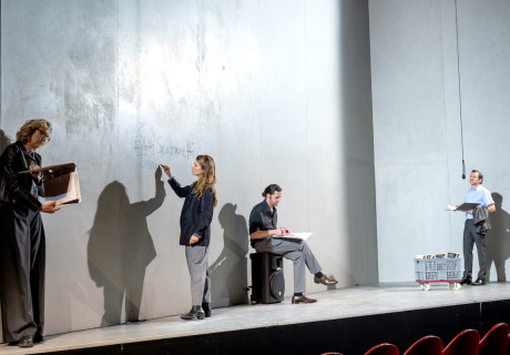 Die Rückseite des Lebens – Residenztheater München – Nora Schlocker adaptiert Yasmina Rezas abgründige Gerichtsreportagen