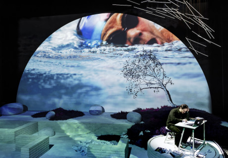 The Silence – Schaubühne Berlin – Falk Richter lässt Dimitrij Schaad von der innerfamiliären Schweigemauer erzählen