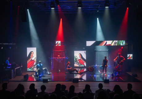 Sweat. Ein Musclical – Radialsystem Berlin – Daniel Wetzel von Rimini Protokoll entlockt Fitnessgeräten ein Konzert