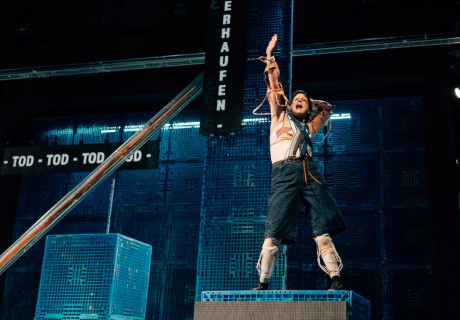 Safe and Sorry – Theater der Jungen Welt Leipzig – Liesbeth Coltof inszeniert Fayer Kochs Stück über Gerechtigkeit, Aktivismus und die digitale Welt